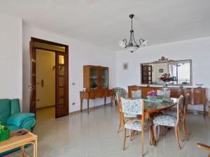 - un salon avec une table et des chaises dans l'établissement Belvilla by OYO Marinella House, à Marinella di Selinunte