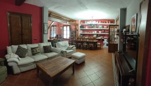 salon z kanapą i stołem w obiekcie cortijo los arcos w Maladze