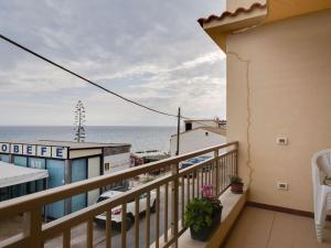 Elle comprend un balcon offrant une vue sur l'océan. dans l'établissement Belvilla by OYO Marinella House, à Marinella di Selinunte
