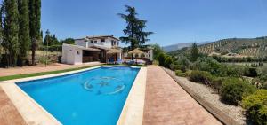 Swimmingpoolen hos eller tæt på Cortijo Los Arcos - Lujo rural con piscina y vistas espectaculares en Málaga