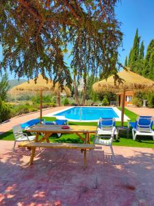 Swimmingpoolen hos eller tæt på Cortijo Los Arcos - Lujo rural con piscina y vistas espectaculares en Málaga
