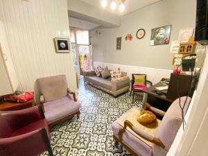 ein Wohnzimmer mit Stühlen, einem Sofa und einem Tisch in der Unterkunft CityHub in Antalya