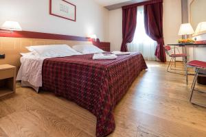 Postel nebo postele na pokoji v ubytování West Point Airport Hotel