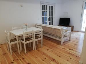 biała jadalnia ze stołem i telewizorem w obiekcie Calle Carmen Céntrico Amplio w Pampelunie