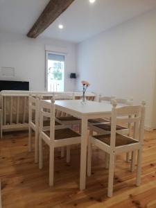 Biały stół i krzesła w białym pokoju w obiekcie Calle Carmen Céntrico Amplio w Pampelunie +3 zdjęcia