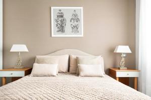 索倫托的住宿－科爾所意大利269公寓，一间卧室,两边都配有一张床和两盏灯