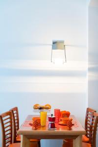 索倫托的住宿－科爾所意大利269公寓，一张木桌,椅子上摆放着食物