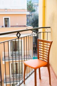 een stoel op een balkon met uitzicht op een gebouw bij Appartamento Corso Italia 269 in Sorrento