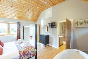 Gallery image of Kestrel Lodge 6 with Hot Tub in Newton Stewart