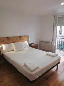 1 dormitorio con 1 cama grande y 2 toallas. en Calle Carmen Céntrico Amplio, en Pamplona