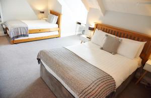 1 dormitorio con 1 cama grande y 2 camas en Kenilworth Hotel, en Newcastle