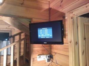 telewizor z płaskim ekranem wiszący na ścianie w pokoju w obiekcie Haus Lahneck bei Koblenz w mieście Lahnstein