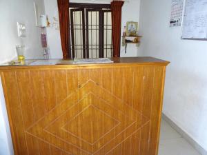 een houten podium in een kamer met een raam bij R M Guest House in Kālapettai