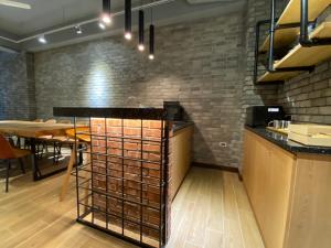 un restaurante con una barra con estantes para vinos en RenShan Homestay en Taitung