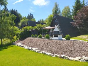 a house with a gravel yard in front of it at Freyunger Nurdachhaus in Freyung