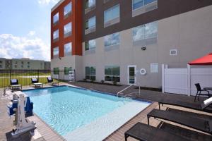 una grande piscina di fronte a un edificio di Holiday Inn Express Donaldsonville, an IHG Hotel a Donaldsonville