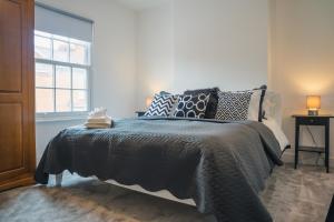 מיטה או מיטות בחדר ב-Villiers House - Comfy Stylish Home