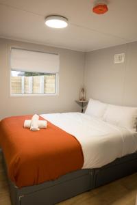 Postel nebo postele na pokoji v ubytování Walsh's - Mill Lodges-Cabins