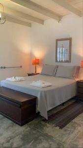 1 dormitorio con 1 cama blanca grande en una habitación en Quarto Varanda - Residência Gaia Itatiaia en Itatiaia