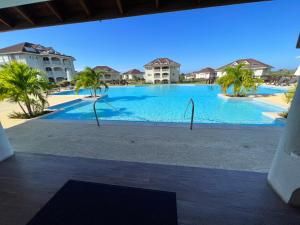 Bazén v ubytování Ocho Rios Ocean Escape nebo v jeho okolí