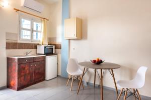 A kitchen or kitchenette at Onar Rooms & Studios