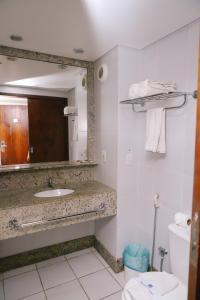 Um banheiro em Porto Suítes Natal Hotel