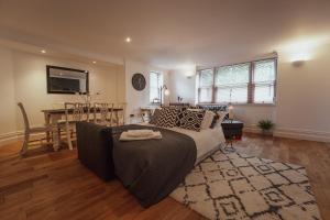 A bed or beds in a room at Northum Place - Elegant City Centre Apartment