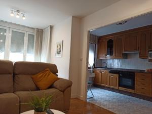 a living room with a couch and a kitchen at APARTAMENTO MARRODAN CENTRICO in Arnedillo