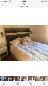 ein Schlafzimmer mit einem großen Bett mit in der Unterkunft Apartamento Marinero en Primera Linea in Villajoyosa