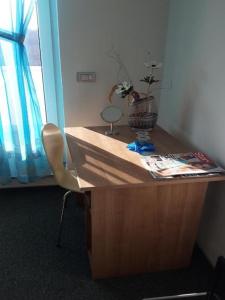 a wooden desk with a vase on top of it at Apartments Da - Dent in Sveti Ivan Zelina