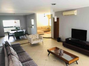 a living room with a couch and a table at Chácara em Boituva condomínio fechado in Boituva