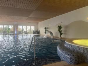 Bazén v ubytování Fröjel Resort & Spa nebo v jeho okolí