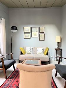 - un salon avec un canapé et une table dans l'établissement Maison exceptionnelle, Campagne a Paris, à Paris