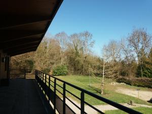 balcón con vistas a un campo y a los árboles en Gite de Boncourt en Boncourt