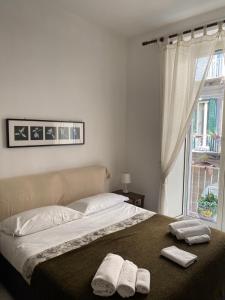 una camera da letto con un letto e due asciugamani di Bed & Breakfast Plebiscito Home a Napoli