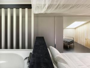 Łóżko lub łóżka w pokoju w obiekcie Moure Hotel