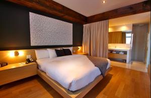 Un pat sau paturi într-o cameră la La cache à Maxime