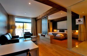 een hotelkamer met een bed en een woonkamer bij La cache à Maxime in Scott