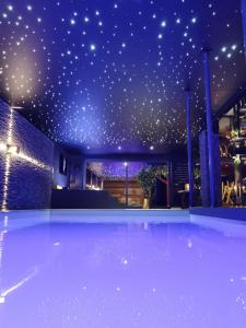 a room with a ceiling filled with stars at Les Suites M in Wanze