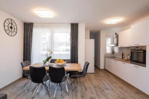 cocina y comedor con mesa y sillas en River Park Apartments, en Omiš