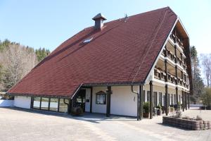 ein großes Gebäude mit braunem Dach in der Unterkunft Appartement Kopp am Kirnberg See in Unterbränd