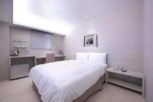 Postel nebo postele na pokoji v ubytování 宜都大飯店 Idol Hotel