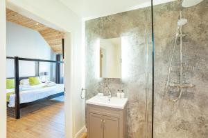Et badeværelse på Kestrel Lodge 7 with Hot Tub