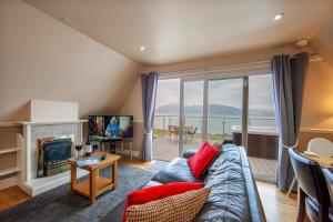 En sittgrupp på Loch Linnhe Waterfront Lodges with Hot Tubs