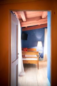 Longiano的住宿－Turchi Farm - Locanda della Luna & Antico Frantoio，通往带双层床的卧室的开放式门