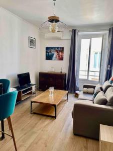 a living room with a couch and a coffee table at Un havre de paix et de calme en plein centre de Massena in Nice