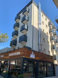 リド・ディ・イエゾロにあるSuperior Beach Aparthotelの建物を背景にしたホテル
