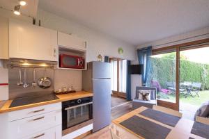 - une cuisine avec un réfrigérateur et une table dans la chambre dans l'établissement Beautiful Studio With Garden Quiet Area, à Saint-Gervais-les-Bains