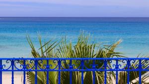 uma cerca azul com vista para o oceano em Hotel Egitarso Sul Mare em San Vito lo Capo