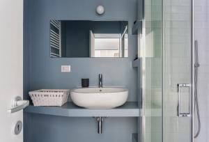 een badkamer met een wastafel en een glazen douche bij Luce Suit - your windows on the city Milano in Milaan